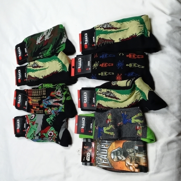 SOLD!!!!!!The Walking Dead 8 pairs of socks size 7-12 - Picture 1 of 9
